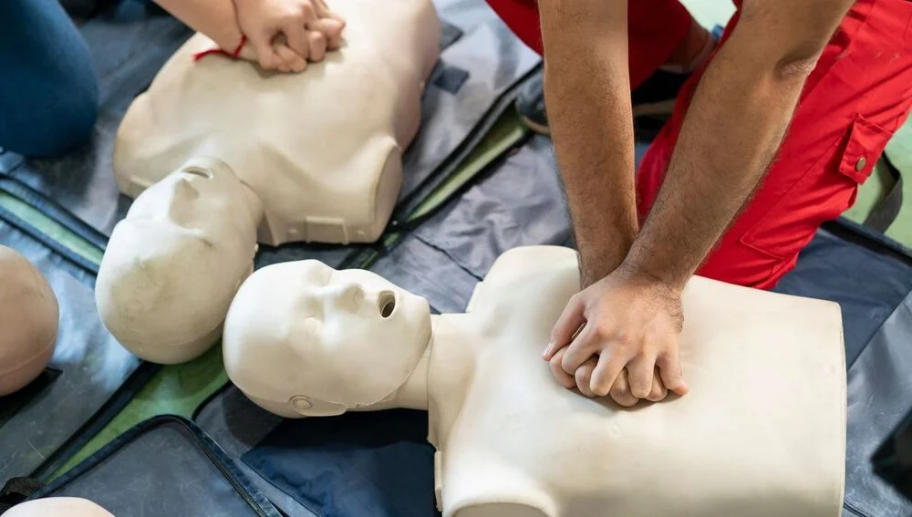 photo d'une simulation de massage cardiaque
